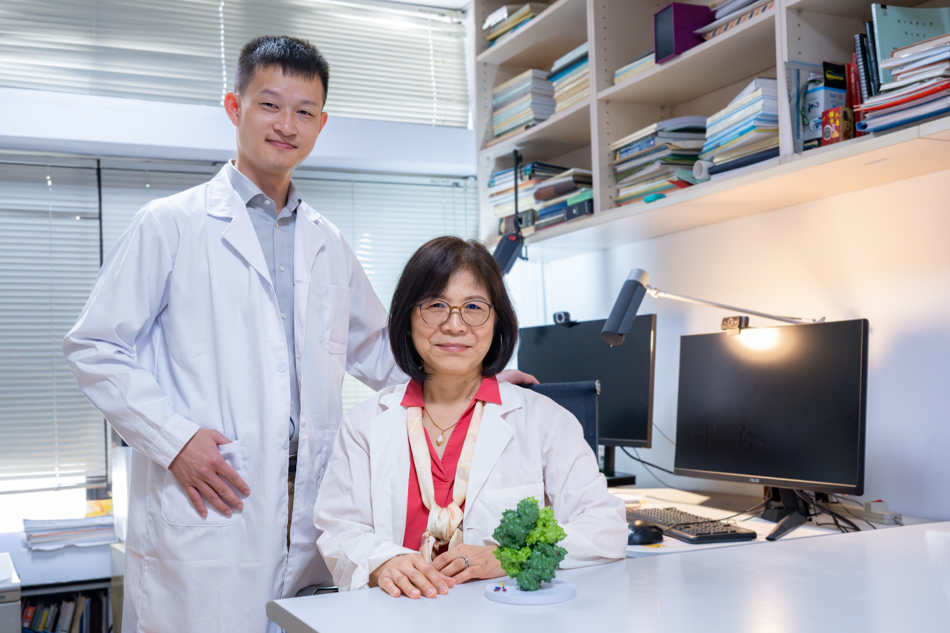 Professor Wen-Ching Wang and postdoctoral researcher Tsan-Jan Chen from NTHU's Department of Life Science present their latest finding, in which they successfully resolved the three-dimensional structure of pyruvate kinase M2 (PKM2) bound to glutathione (GSH), revealing a key vulnerability in cancer cells.
