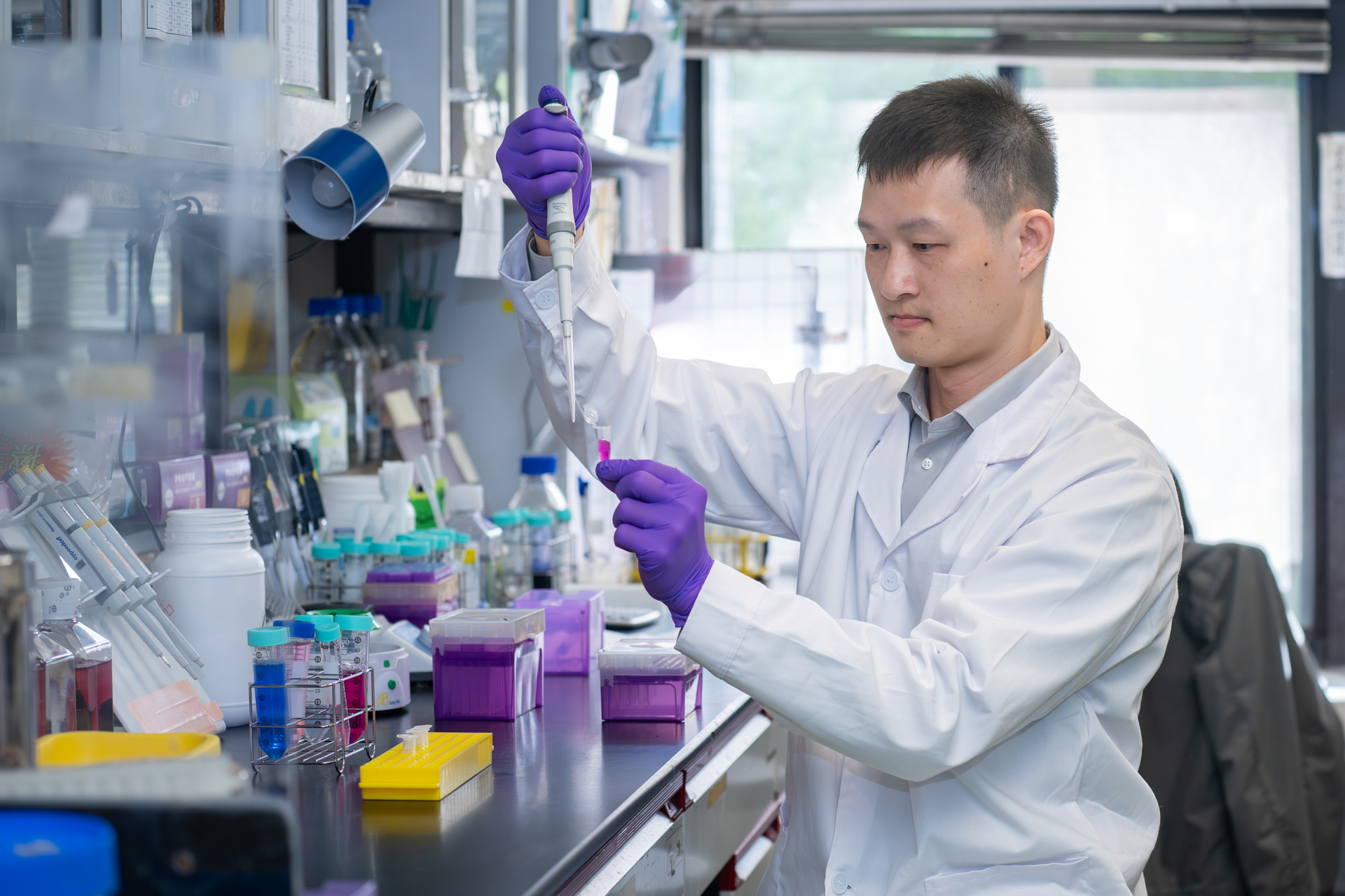 First author and postdoctoral researcher Tsan-Jan Chen is the first scholar in Taiwan to earn a double PhD degree from National Tsing Hua University and Osaka University, highlighting NTHU's long-term commitment to, and success in, cultivating interdisciplinary research talent who collaborate internationally.