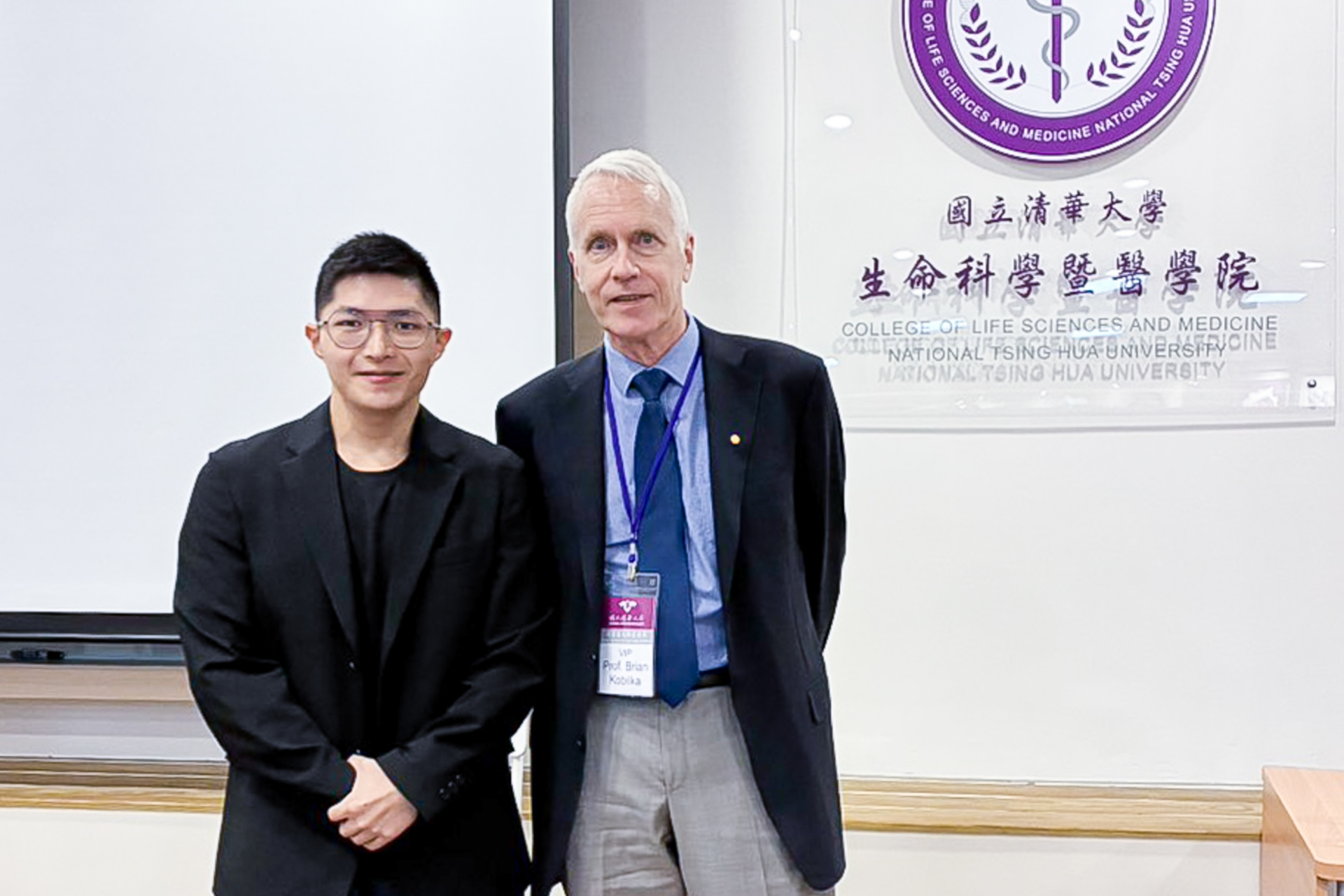 Professor Brian K. Kobilka (right) is pictured with NTHU student Dong Hsiang, who was selected as a student representative to engage directly with the Nobel laureate.