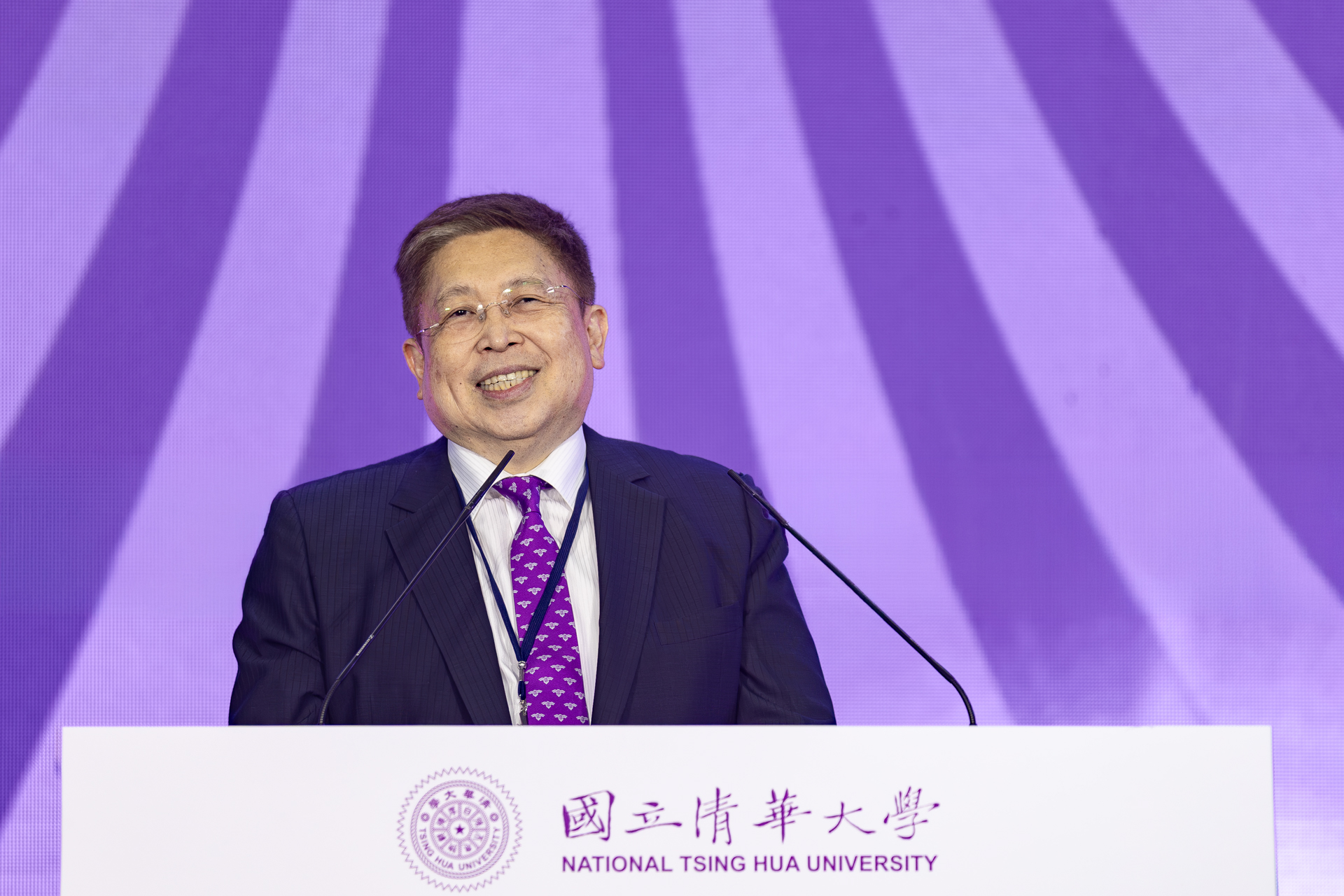 Alumni Association President Simon Chen addresses the assembly, calling on NTHU alumni across generations to move forward together as a collective force.