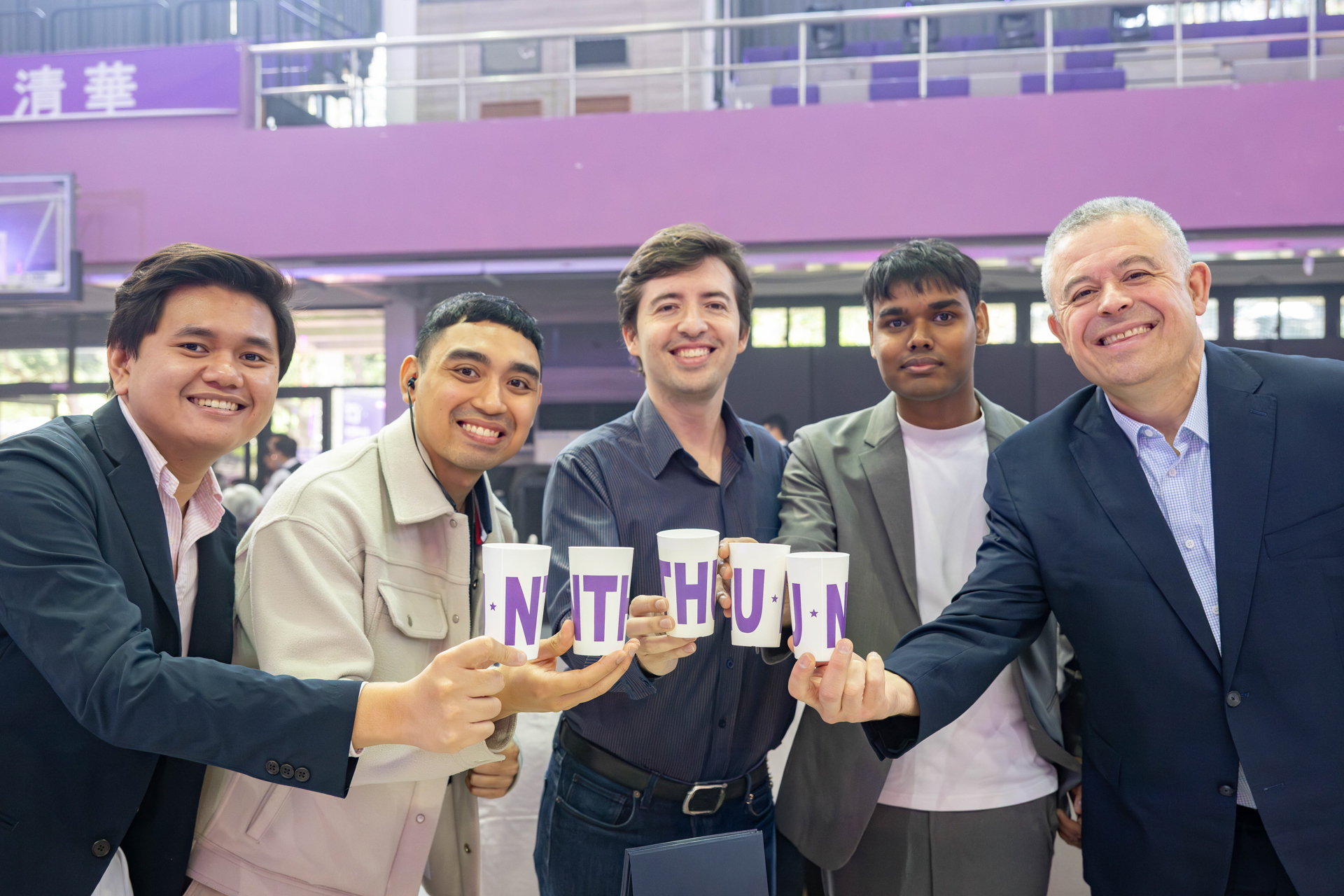 Specially introduced for this year’s celebration, the NTHU reusable cup allows guests to take part in sustainable practices beyond the event. Dean Yves Tiberghien of the Taipei School of Economics and Political Science joins students in a celebratory toast during the banquet.