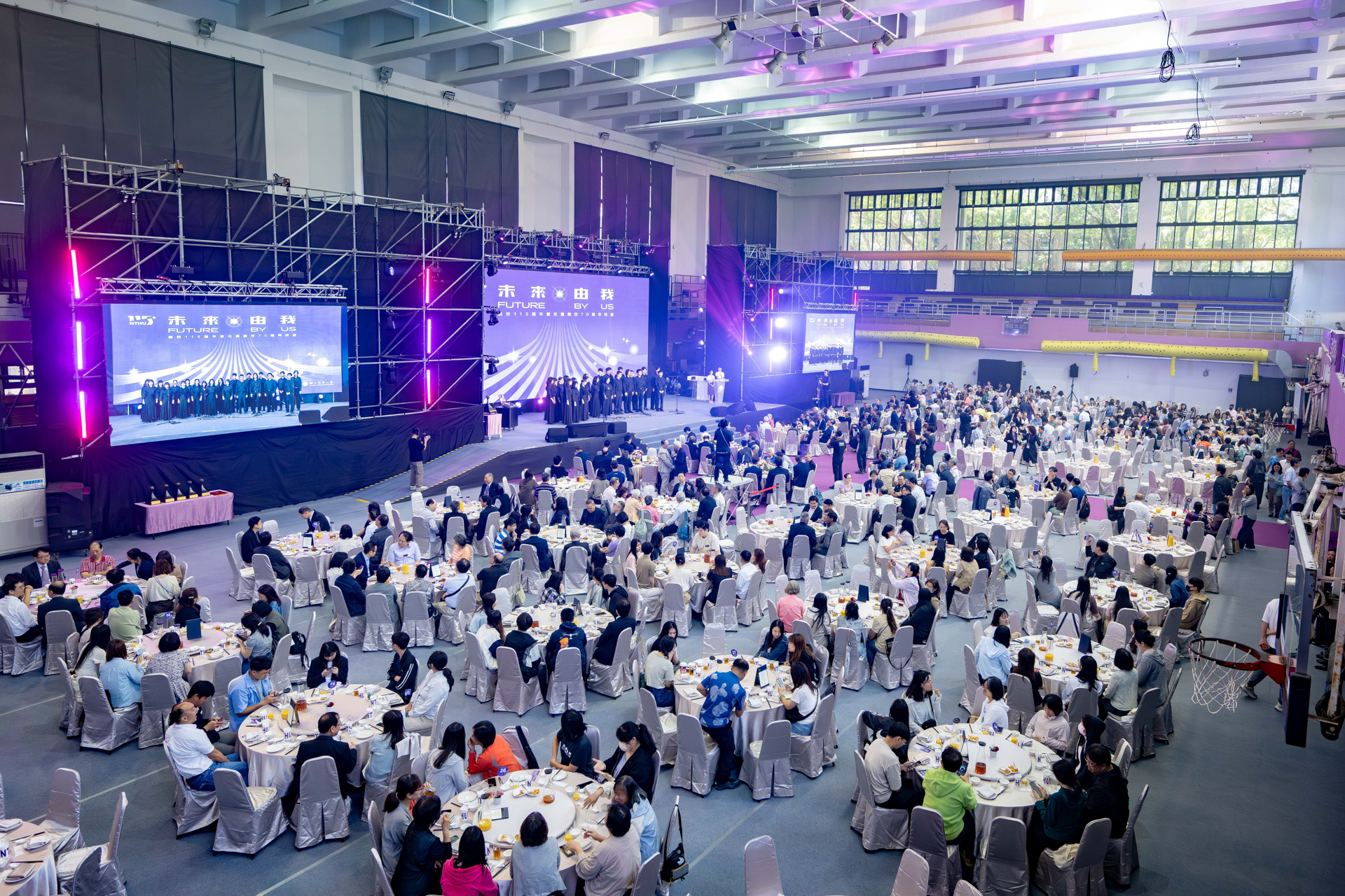 The anniversary banquet, held at the University gymnasium, featured 70 tables and brought together alumni from across generations to celebrate NTHU’s 115th anniversary and 70 years in Taiwan.